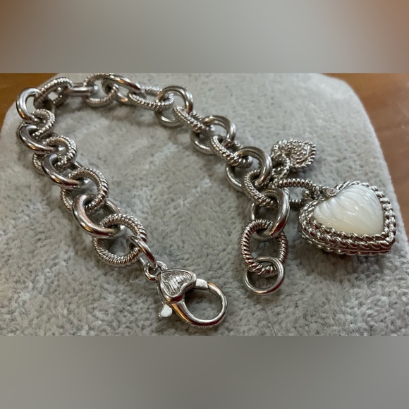 Judith Ripka: Two hearts cabochon dangle charms carved mother of pearl bracelet - Picture 3 of 4